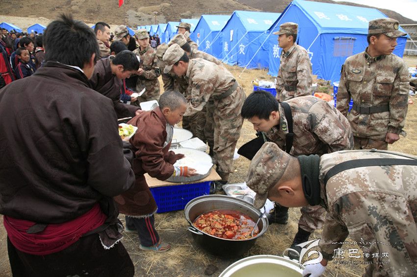 全力救災見真情——甘孜軍分區抗震救災掠影
