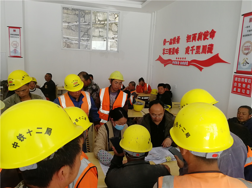 康定支行：在民工食堂被農民工兄弟簇擁辦卡現場.jpg
