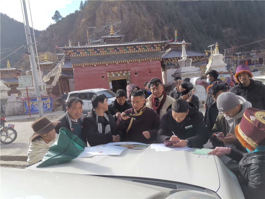 別樣的汽車銀行很接地氣，農行德格縣支行開展農戶信息建檔，現場為百姓開展金融服務。.jpg