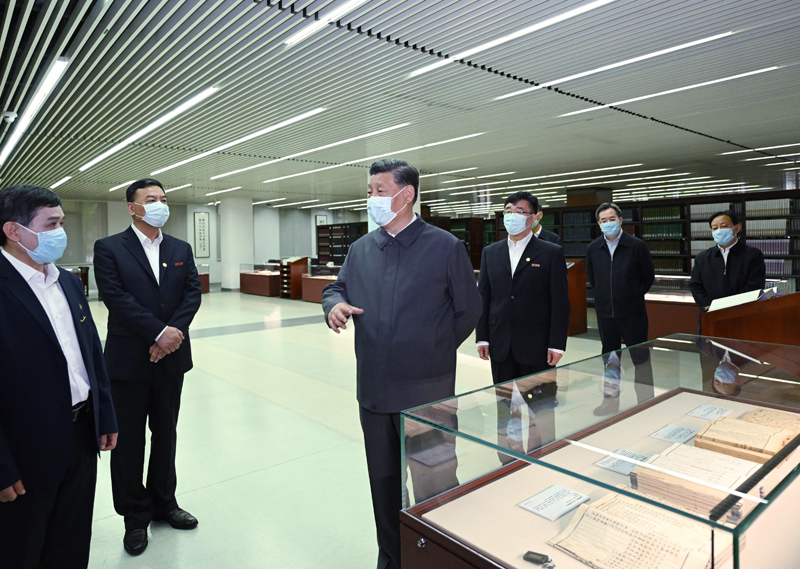 2022年4月25日，習近平來到中國人民大學考察調研。這是他在圖書館考察。