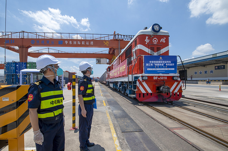 2022年6月29日，浙江金華，中老鐵路國際貨運列車浙江號“鐵路快通”首趟專列經海關監管后，從浙江省鐵路金華南站鳴笛啟程，經磨憨口岸駛向老撾萬象。