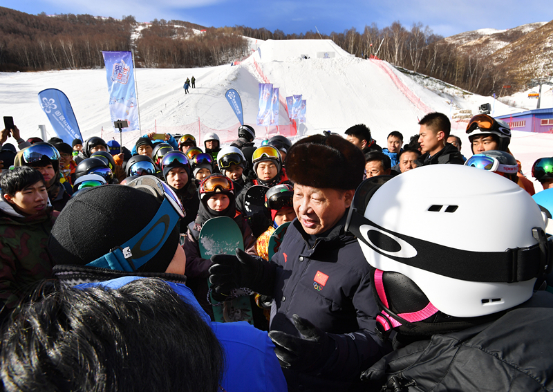 2017年1月23日，習近平總書記在云頂滑雪場同正在集訓的國家滑雪隊運動員及滑雪愛好者親切交談。