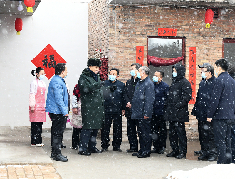 2022年1月26日，習近平總書記在山西霍州馮南垣村受災村民師紅兵家看望。