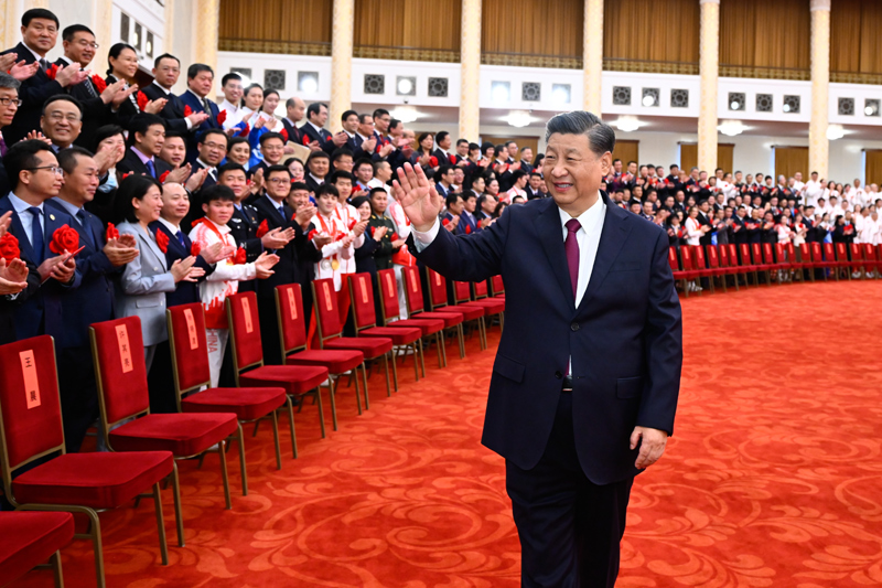 2022年4月8日，北京冬奧會、冬殘奧會總結(jié)表彰大會在北京人民大會堂隆重舉行。會前，習(xí)近平等會見北京冬奧會、冬殘奧會突出貢獻(xiàn)集體代表、突出貢獻(xiàn)個人和中國體育代表團(tuán)成員。