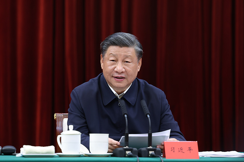 2023年10月12日下午，中共中央總書(shū)記、國(guó)家主席、中央軍委主席習(xí)近平在江西省南昌市主持召開(kāi)進(jìn)一步推動(dòng)長(zhǎng)江經(jīng)濟(jì)帶高質(zhì)量發(fā)展座談會(huì)并發(fā)表重要講話。新華社記者 鞠鵬 攝