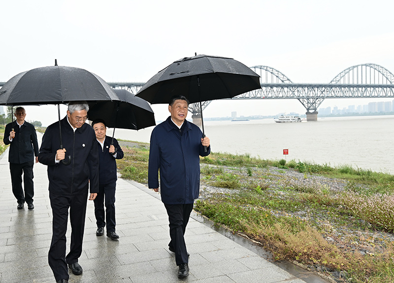 2023年10月10日至13日，中共中央總書(shū)記、國(guó)家主席、中央軍委主席習(xí)近平在江西考察。這是10日下午，習(xí)近平在長(zhǎng)江國(guó)家文化公園九江城區(qū)段考察時(shí)，冒雨沿江堤步行察看沿岸風(fēng)貌。新華社記者 謝環(huán)馳 攝