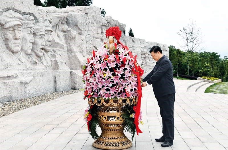 2021年4月25日至27日，中共中央總書(shū)記、國(guó)家主席、中央軍委主席習(xí)近平在廣西考察。這是25日上午，習(xí)近平在位于桂林市全州縣的紅軍長(zhǎng)征湘江戰(zhàn)役紀(jì)念園，向湘江戰(zhàn)役紅軍烈士敬獻(xiàn)花籃。 新華社記者 謝環(huán)馳/攝