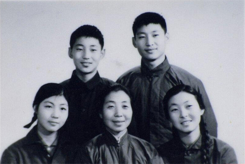 1972年冬，齊心和子女們。前排右起:齊橋橋、齊心、習(xí)安安。后排右起:習(xí)近平、習(xí)遠(yuǎn)平。