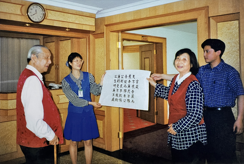 1999年3月，習(xí)仲勛欣賞齊心的書法作品《官箴》。