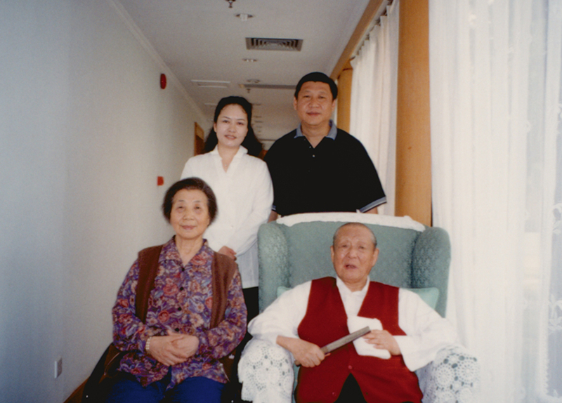 這是習(xí)近平、彭麗媛同習(xí)仲勛、齊心的合影。