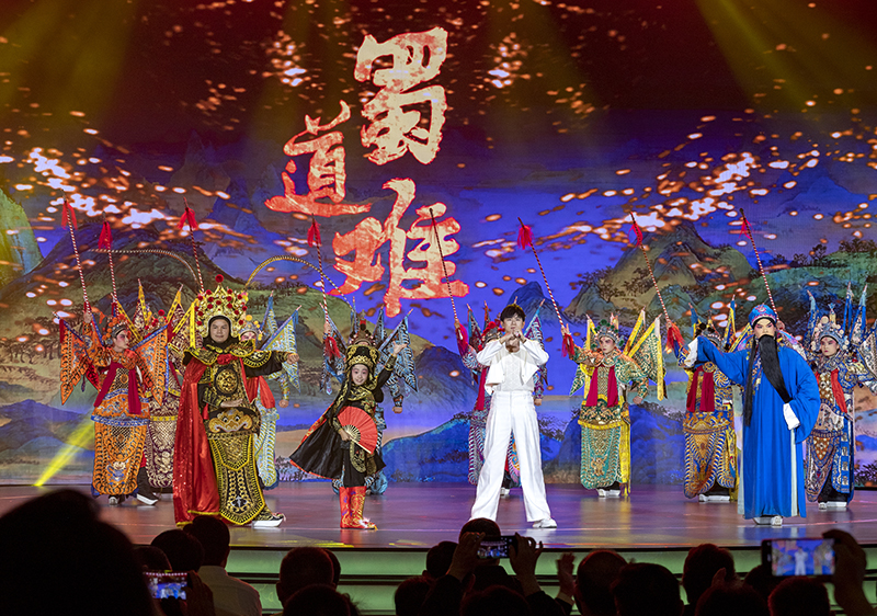 2023年10月13日，成都，“把青春華章寫在祖國大地上”大思政課網(wǎng)絡主題宣傳和互動引導活動在四川大學舉行。