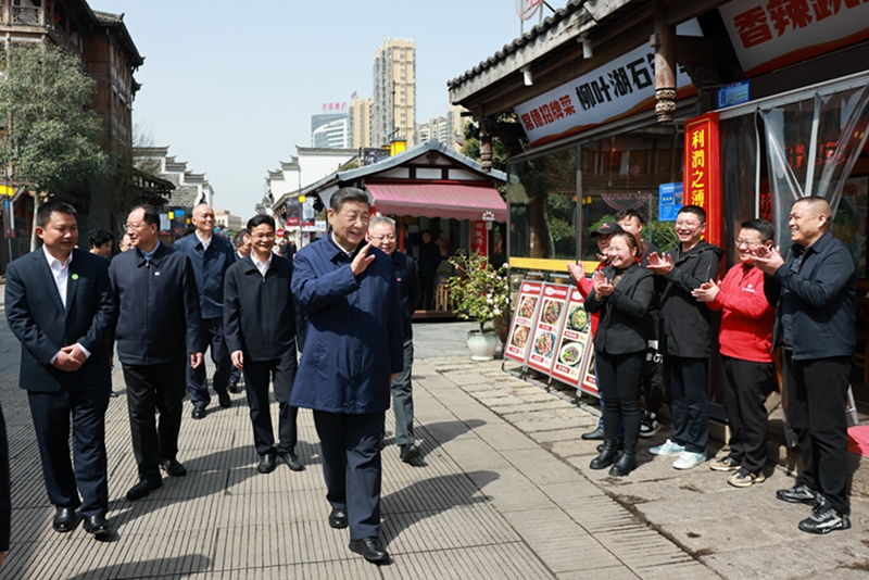 2024年3月19日上午，習近平在常德河街考察時，同店主和游客親切交流。新華社記者 王曄 攝