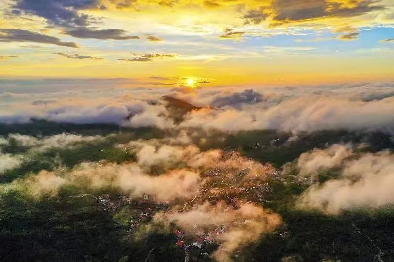 圖為云霧繚繞的軍營村，群山盡翠，紅瓦掩映。廈門市委宣傳部供圖