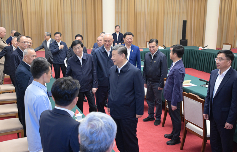 2024年5月23日，習近平總書記在山東省濟南市主持召開企業和專家座談會并發表重要講話。這是總書記同參會的企業和專家代表親切交流。