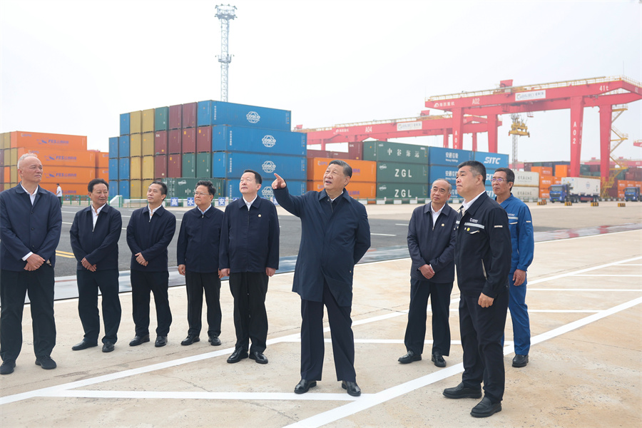 2024年5月22日至24日，中共中央總書記、國(guó)家主席、中央軍委主席習(xí)近平在山東考察。這是22日下午，習(xí)近平在日照港察看全自動(dòng)化集裝箱碼頭作業(yè)場(chǎng)景。新華社記者 鞠鵬 攝