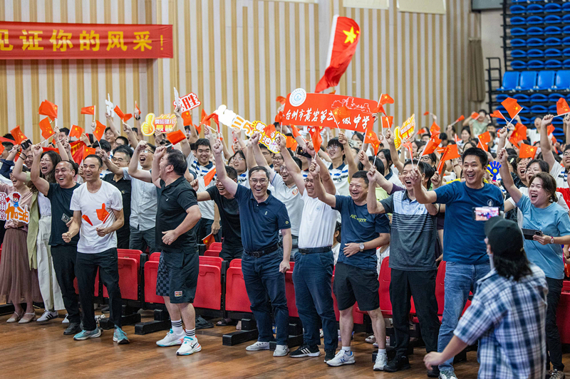 北京時(shí)間7月27日，2024年巴黎奧運(yùn)會(huì)首個(gè)比賽日，在射擊10米氣步槍混合團(tuán)體比賽中，中國(guó)選手黃雨婷/盛李豪獲得金牌。圖為黃雨婷的母校師生們通過(guò)收看奧運(yùn)直播的方式為她加油助威。